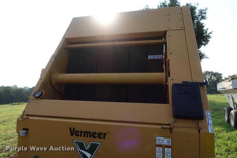 image for item BV9165 Vermeer 664M Rancher round baler