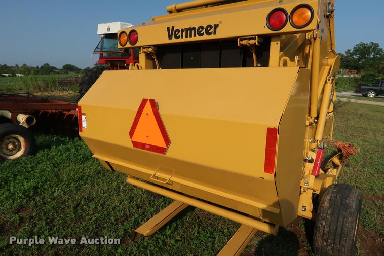 image for item BV9165 Vermeer 664M Rancher round baler
