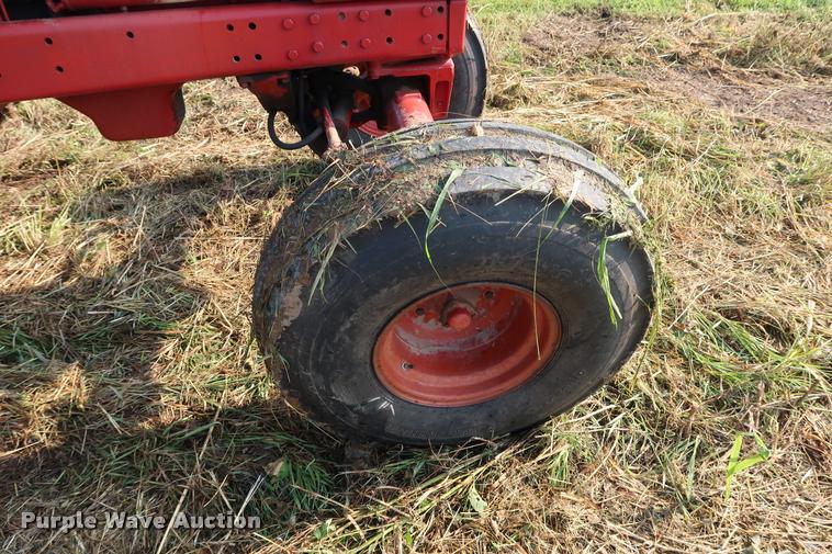 image for item BV9168 International 1566 tractor