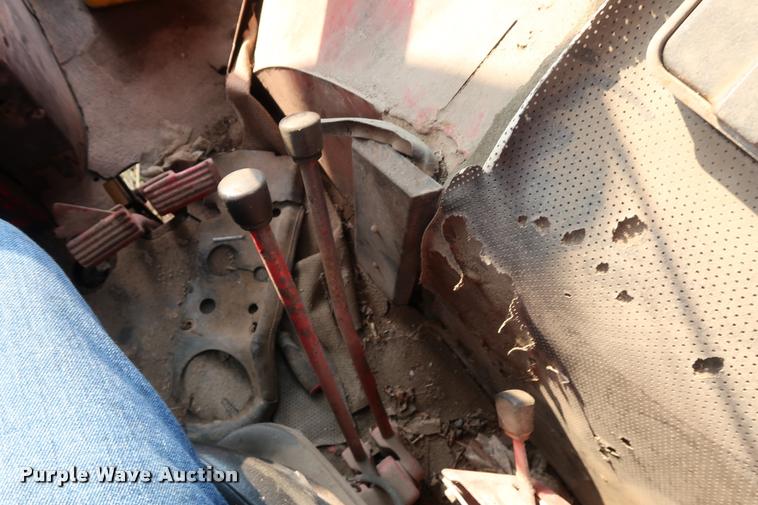 image for item BV9168 International 1566 tractor