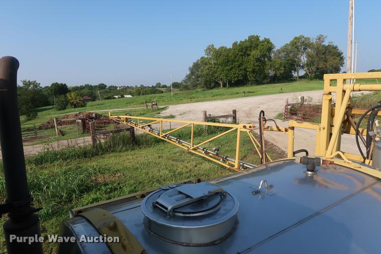 image for item BV9169 1995 Ag-Chem RoGator 844 self-propelled sprayer