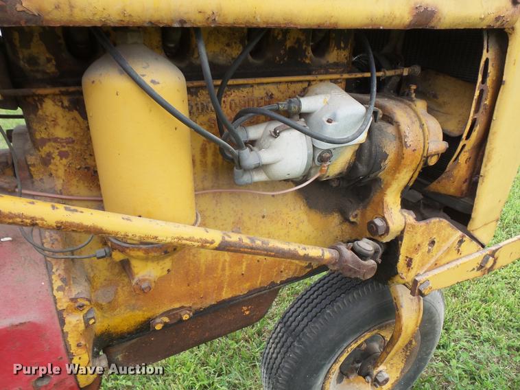 image for item DA1748 Farmall B tractor