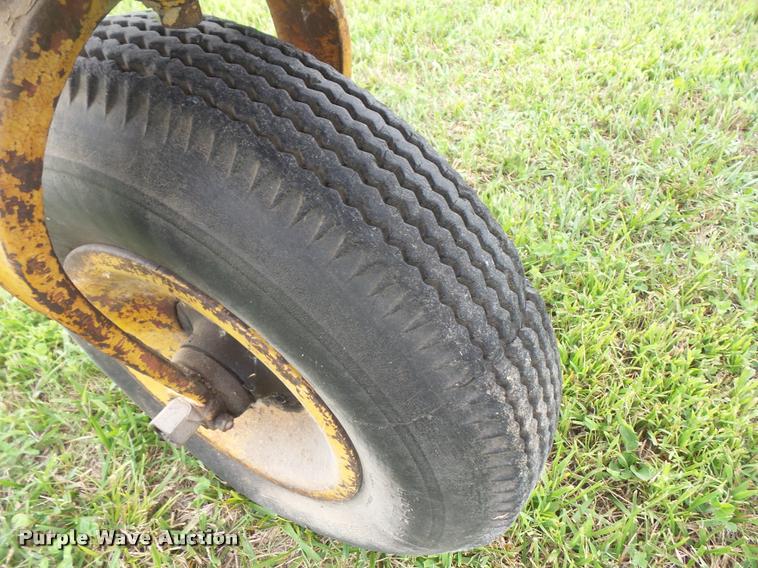 image for item DA1748 Farmall B tractor