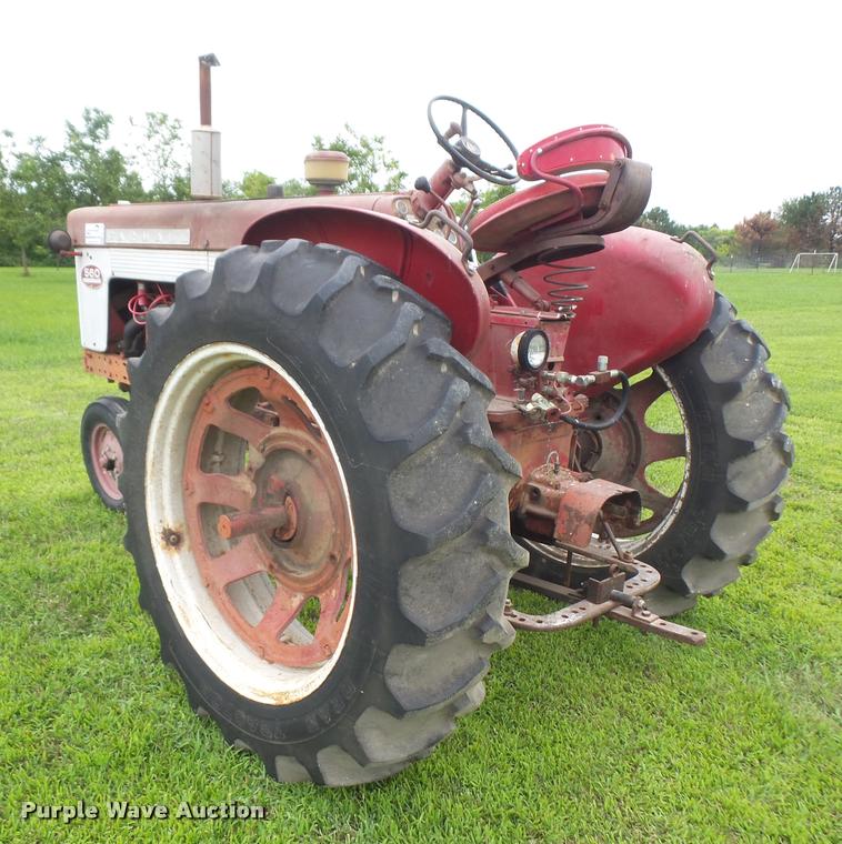 image for item DA1749 1962 Farmall 560 tractor