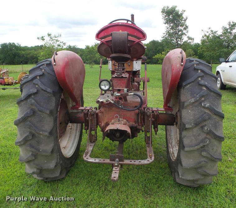 image for item DA1749 1962 Farmall 560 tractor