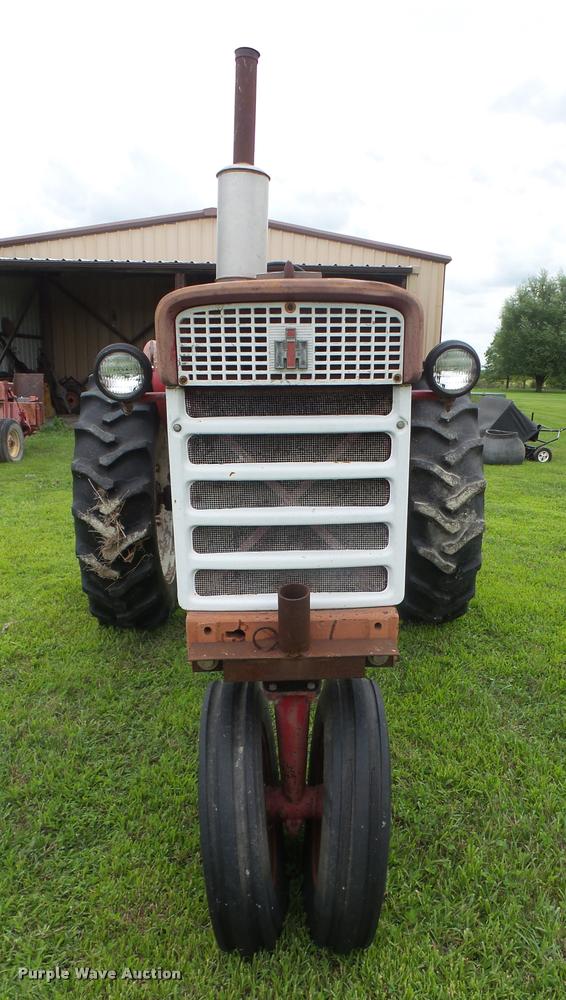 image for item DA1749 1962 Farmall 560 tractor
