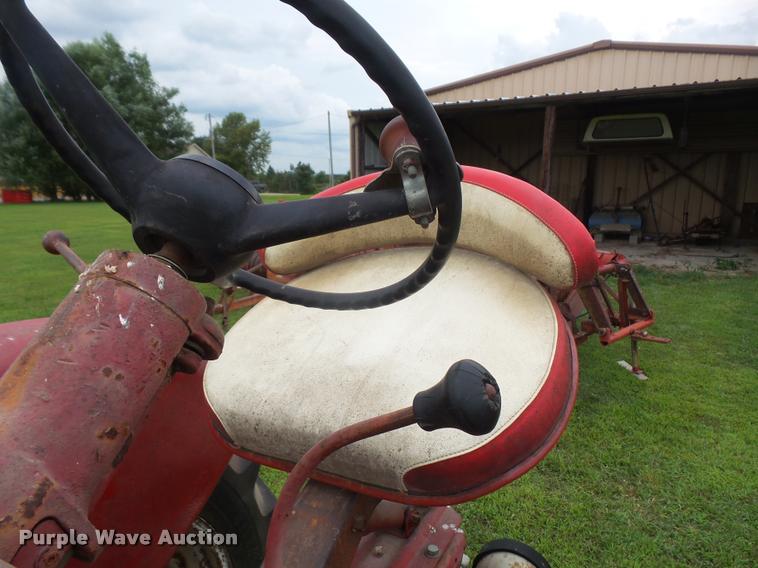 image for item DA1749 1962 Farmall 560 tractor