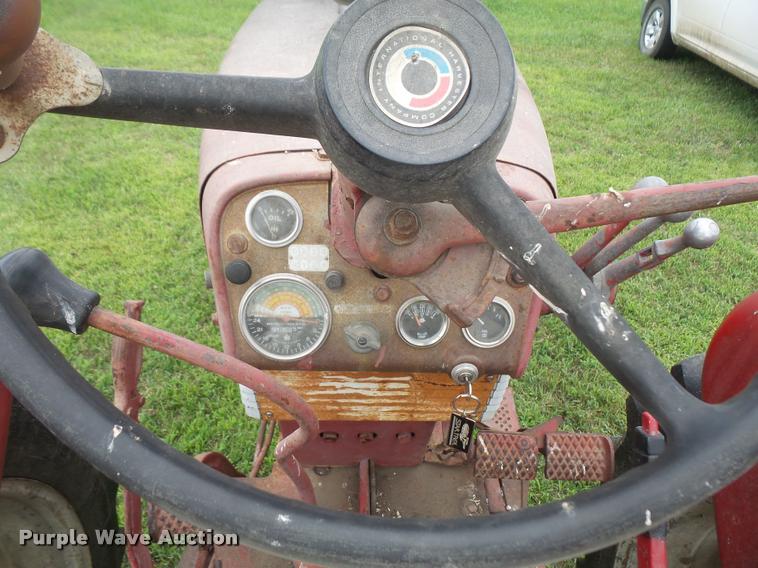 image for item DA1749 1962 Farmall 560 tractor