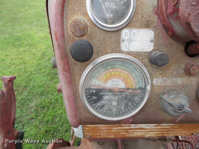 image for item DA1749 1962 Farmall 560 tractor