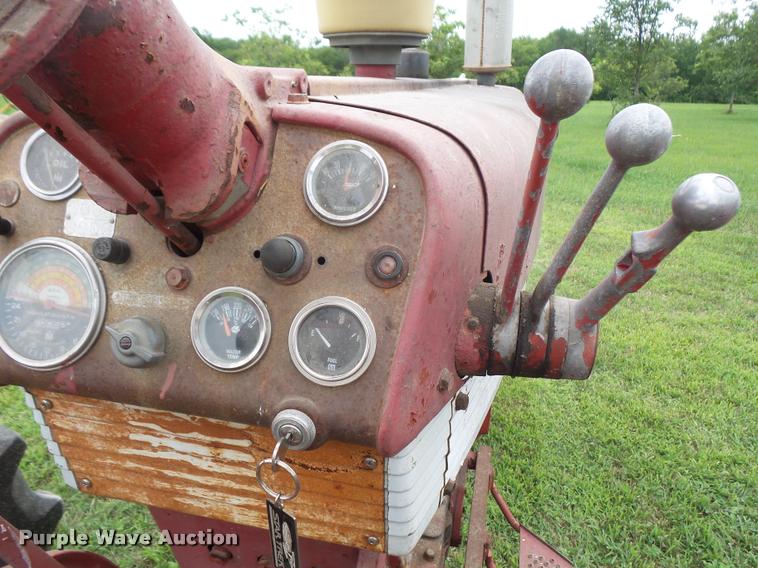 image for item DA1749 1962 Farmall 560 tractor