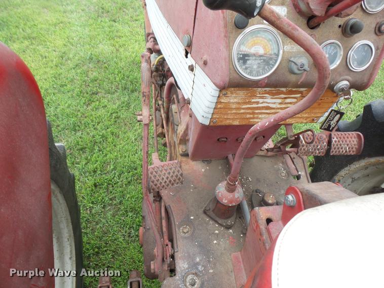 image for item DA1749 1962 Farmall 560 tractor