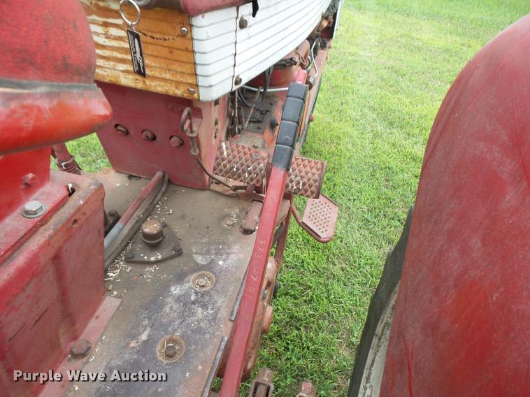 image for item DA1749 1962 Farmall 560 tractor