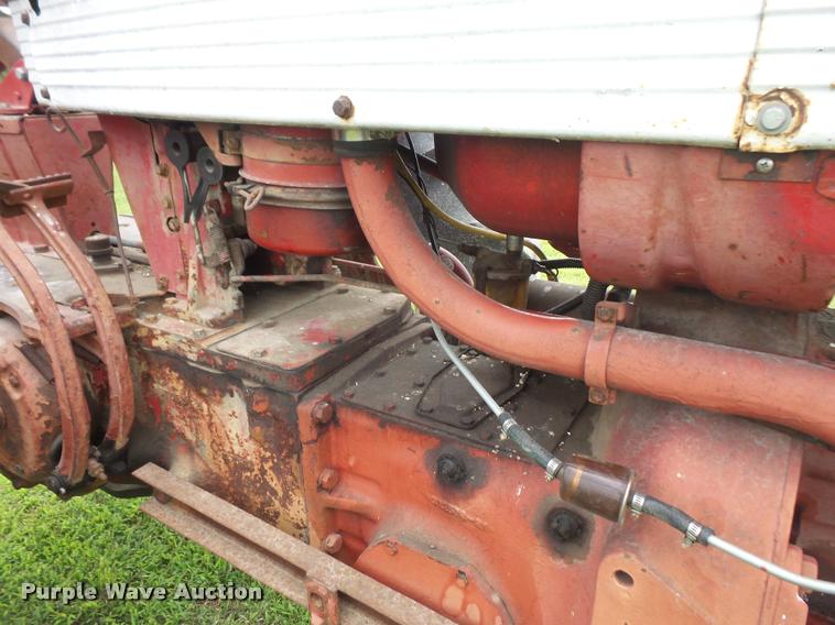 image for item DA1749 1962 Farmall 560 tractor