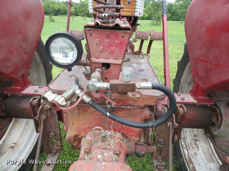 image for item DA1749 1962 Farmall 560 tractor
