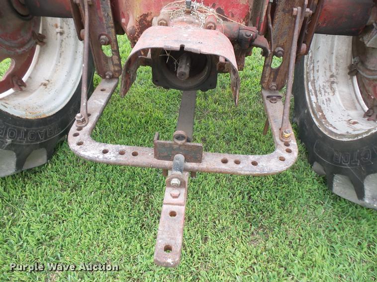 image for item DA1749 1962 Farmall 560 tractor