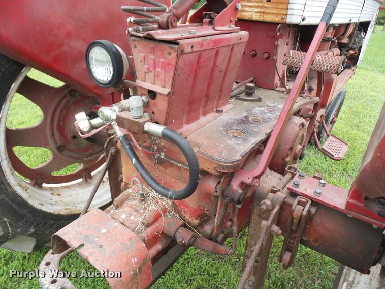 image for item DA1749 1962 Farmall 560 tractor
