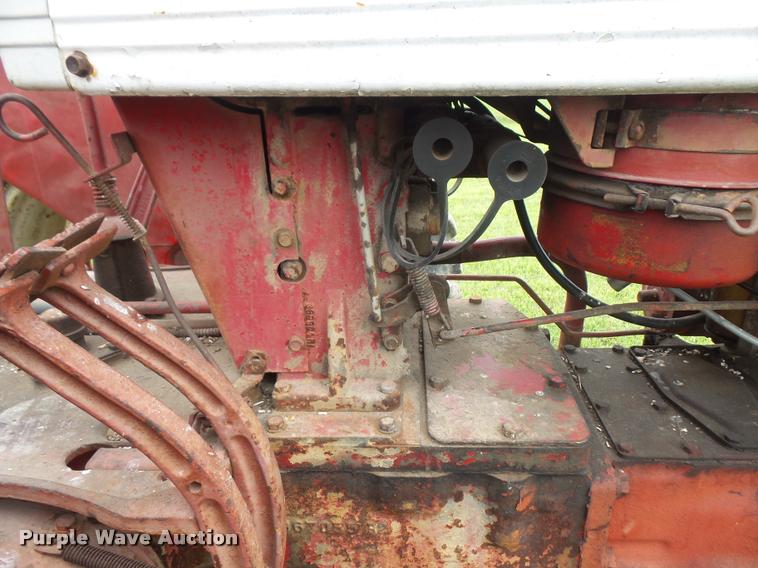 image for item DA1749 1962 Farmall 560 tractor