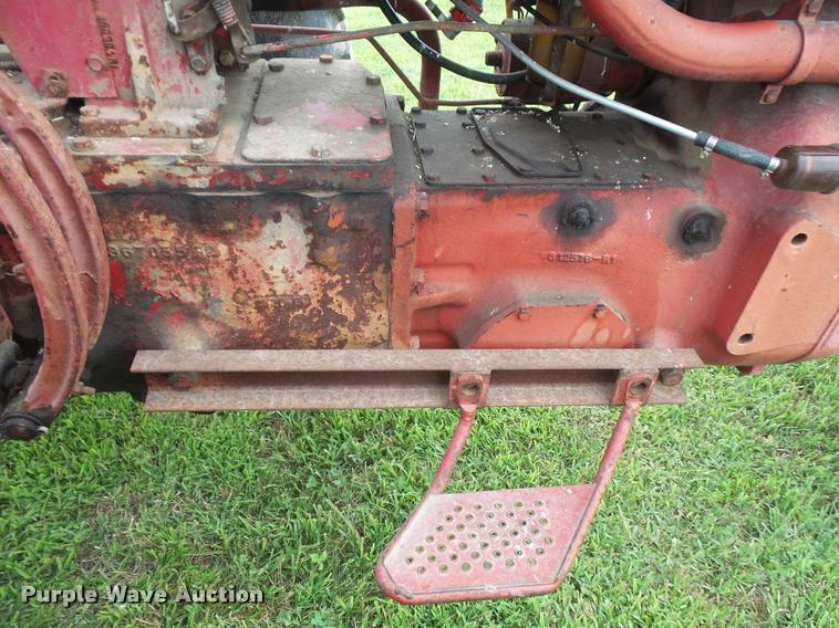 image for item DA1749 1962 Farmall 560 tractor