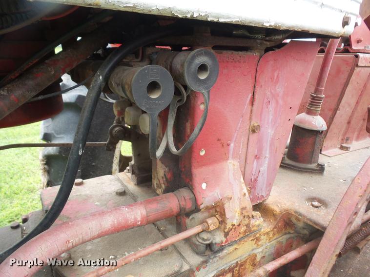 image for item DA1749 1962 Farmall 560 tractor