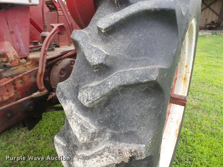 image for item DA1749 1962 Farmall 560 tractor