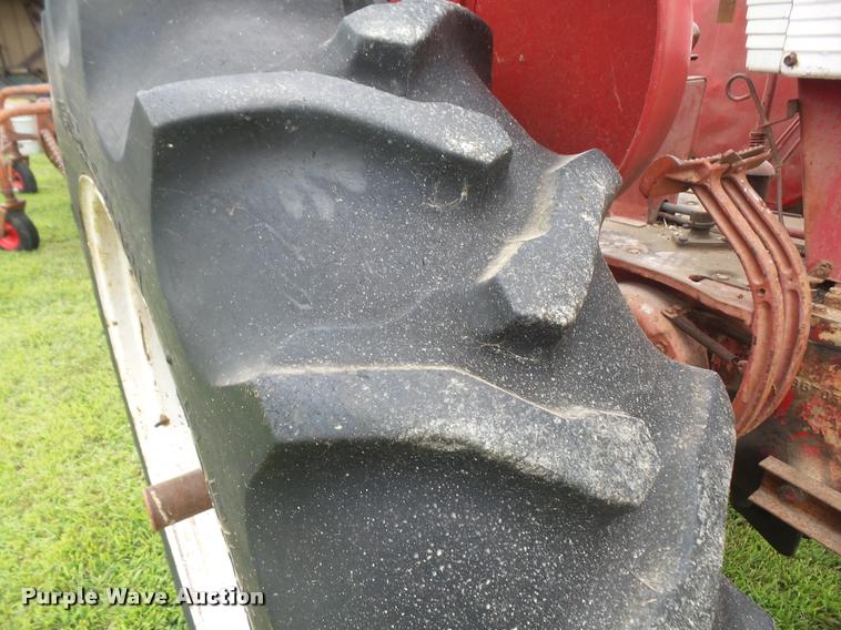 image for item DA1749 1962 Farmall 560 tractor