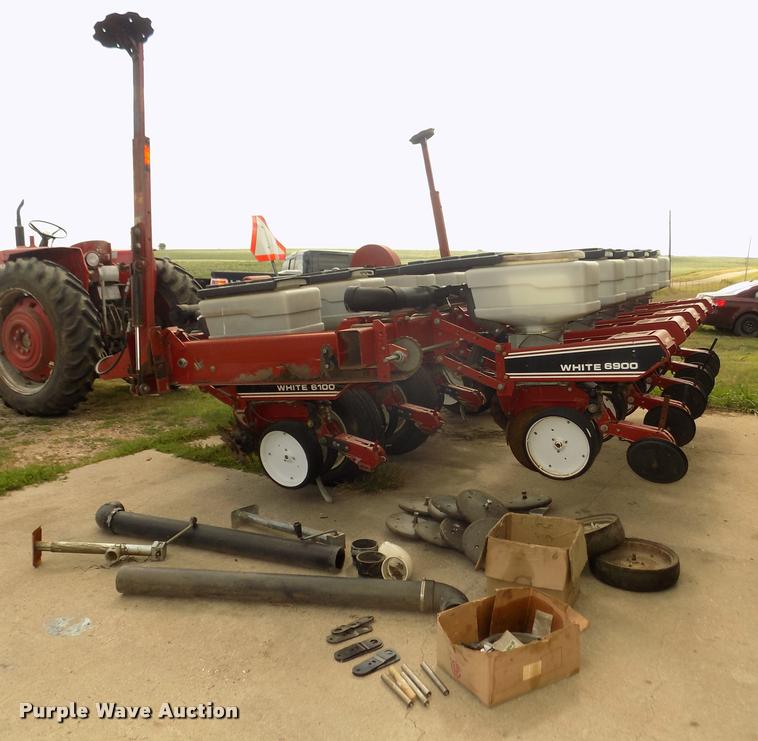 image for item DA3075 1996 White 6106 split row no-till planter