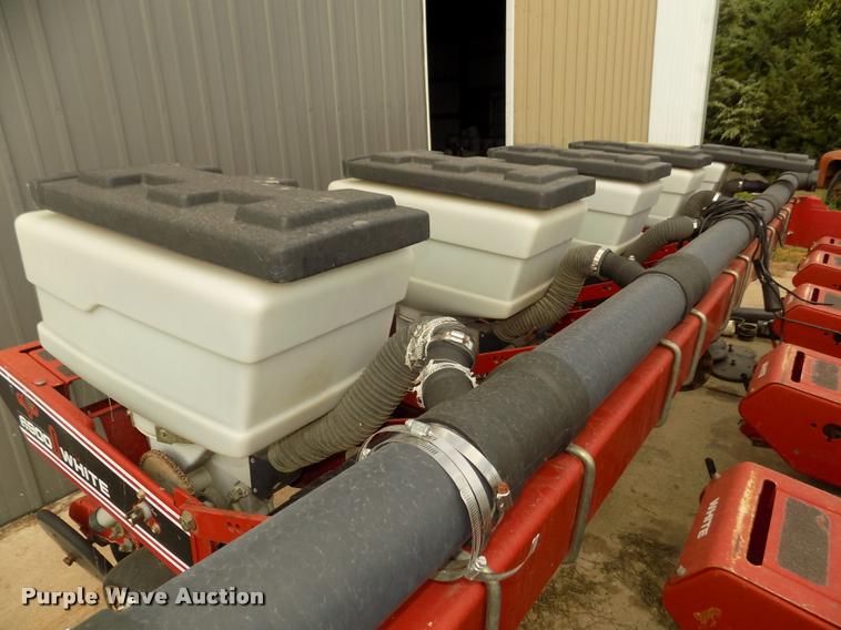 image for item DA3075 1996 White 6106 split row no-till planter