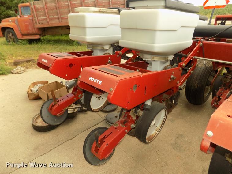 image for item DA3075 1996 White 6106 split row no-till planter