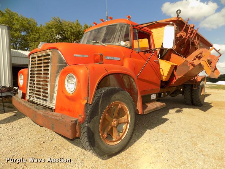 image for item DA3076 1972 International Loadstar 1600 feed truck