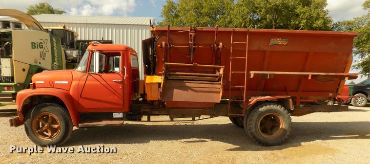 image for item DA3076 1972 International Loadstar 1600 feed truck