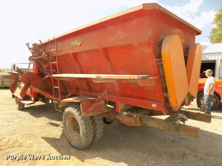 image for item DA3076 1972 International Loadstar 1600 feed truck