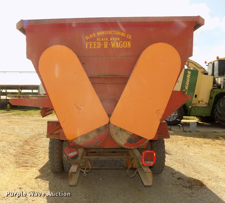 image for item DA3076 1972 International Loadstar 1600 feed truck