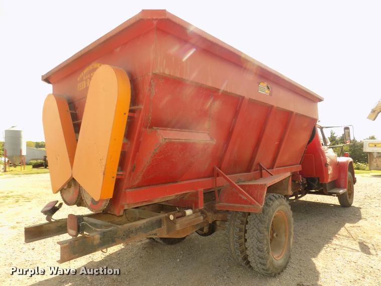 image for item DA3076 1972 International Loadstar 1600 feed truck