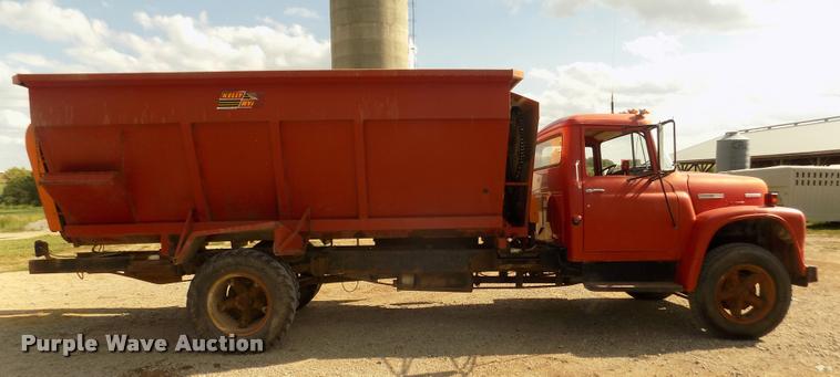 image for item DA3076 1972 International Loadstar 1600 feed truck
