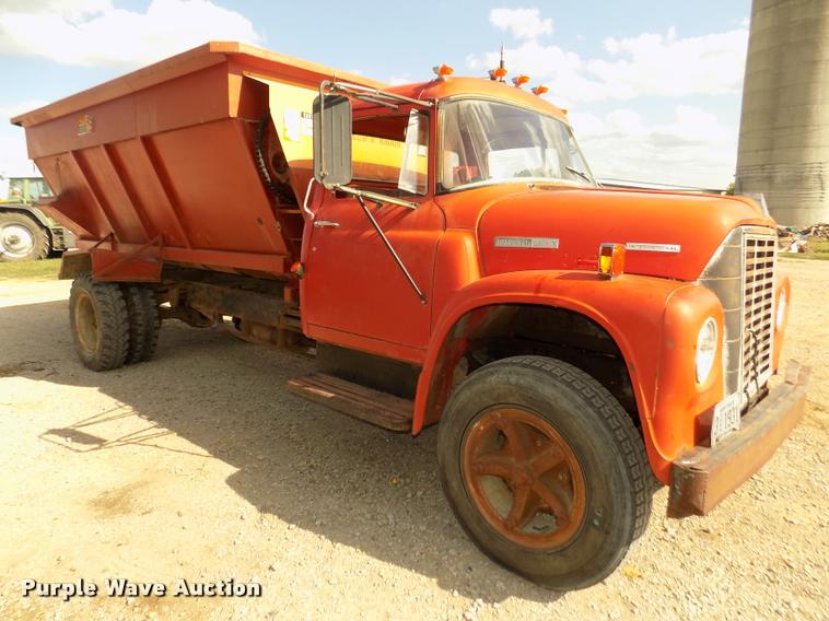 image for item DA3076 1972 International Loadstar 1600 feed truck