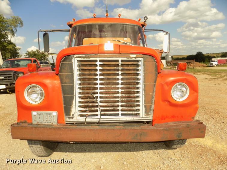 image for item DA3076 1972 International Loadstar 1600 feed truck