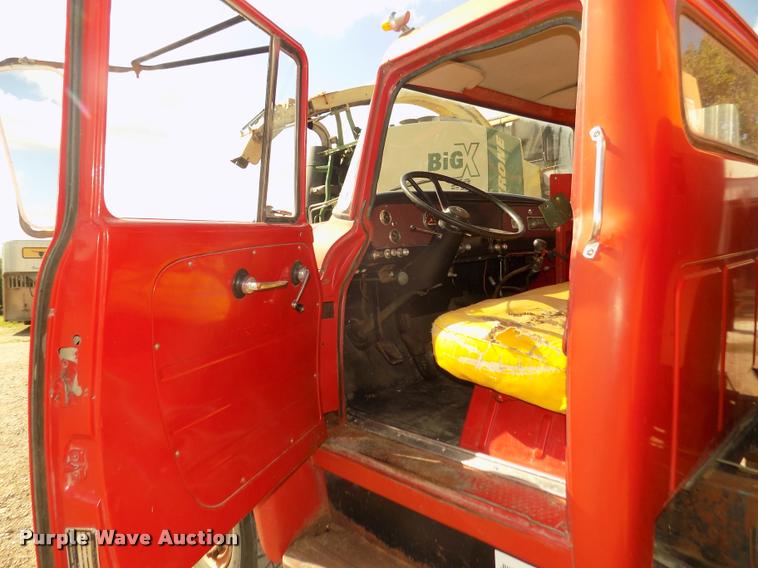 image for item DA3076 1972 International Loadstar 1600 feed truck