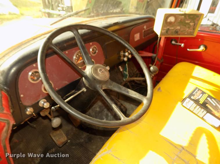 image for item DA3076 1972 International Loadstar 1600 feed truck