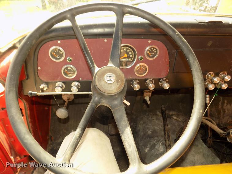 image for item DA3076 1972 International Loadstar 1600 feed truck