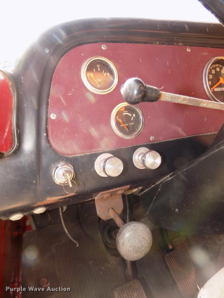 image for item DA3076 1972 International Loadstar 1600 feed truck