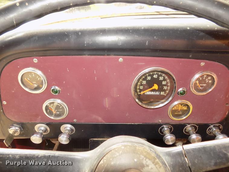 image for item DA3076 1972 International Loadstar 1600 feed truck