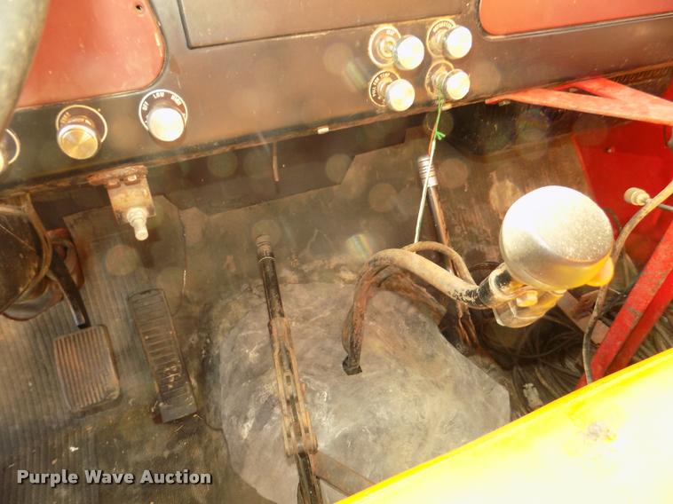 image for item DA3076 1972 International Loadstar 1600 feed truck