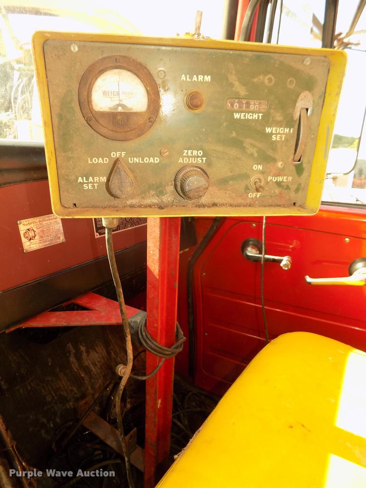 image for item DA3076 1972 International Loadstar 1600 feed truck