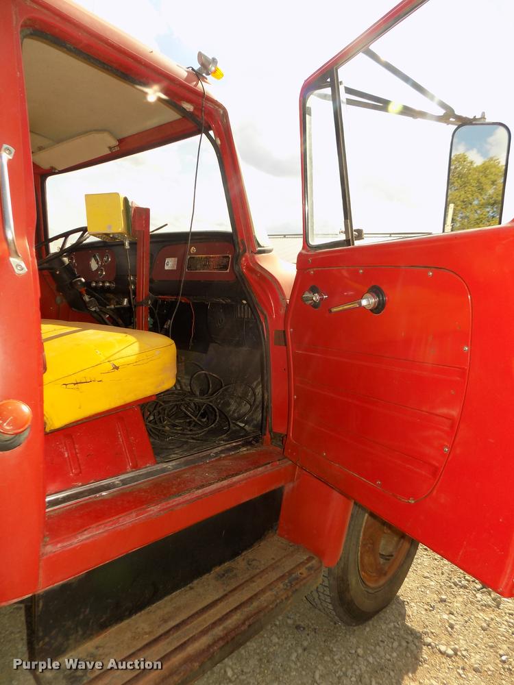 image for item DA3076 1972 International Loadstar 1600 feed truck