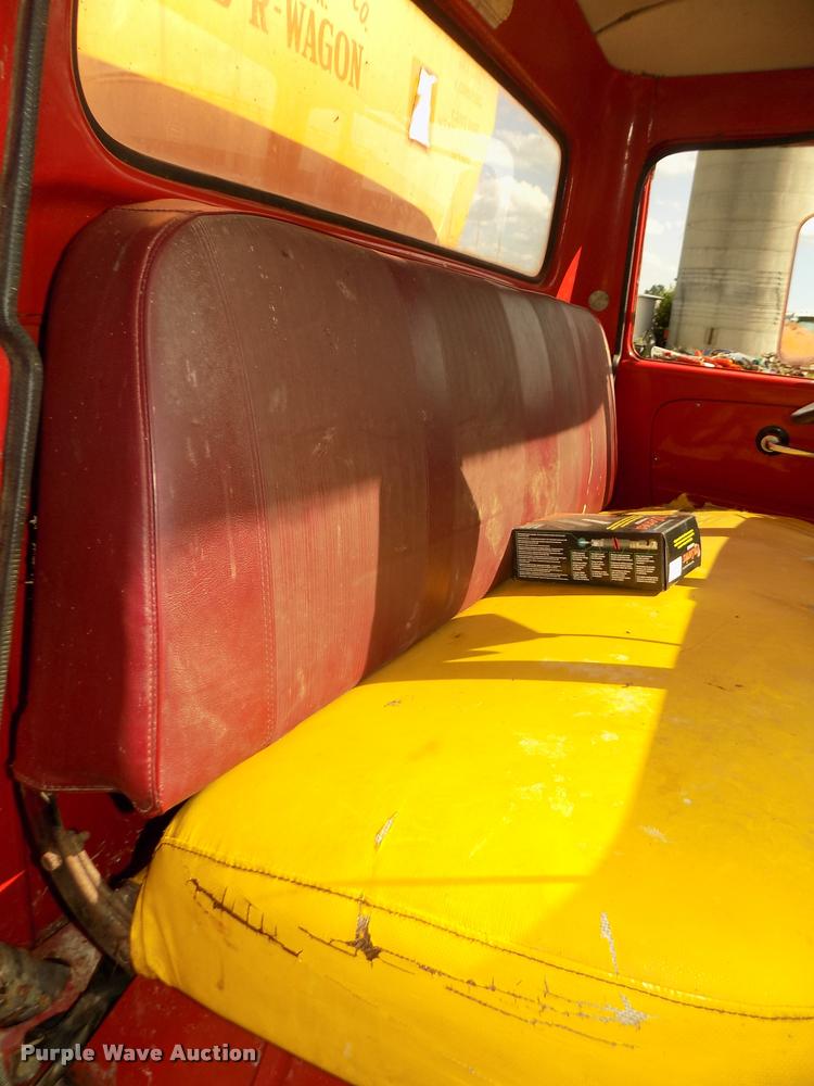 image for item DA3076 1972 International Loadstar 1600 feed truck