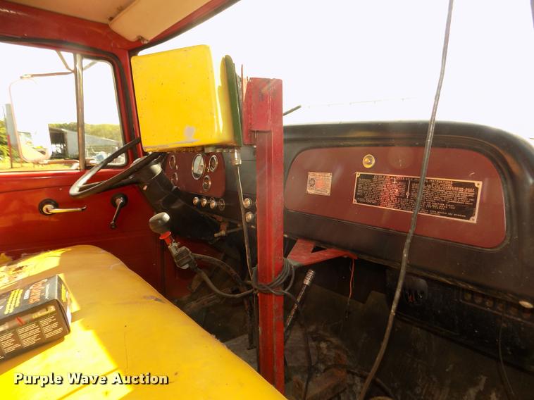 image for item DA3076 1972 International Loadstar 1600 feed truck