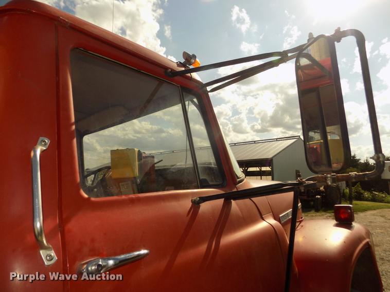 image for item DA3076 1972 International Loadstar 1600 feed truck