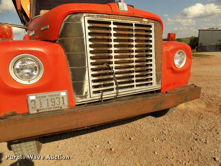 image for item DA3076 1972 International Loadstar 1600 feed truck