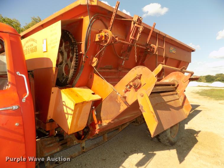 image for item DA3076 1972 International Loadstar 1600 feed truck