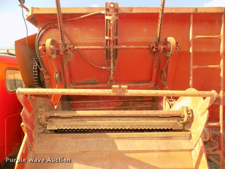 image for item DA3076 1972 International Loadstar 1600 feed truck